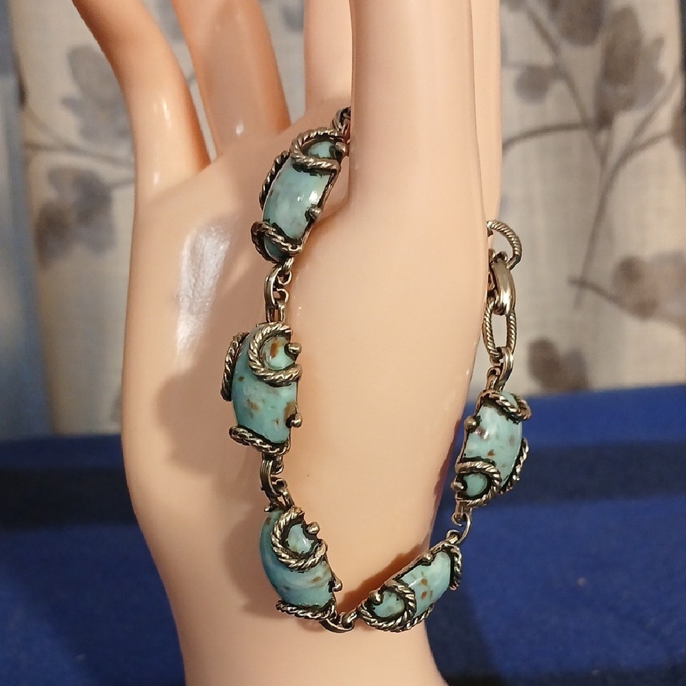 Elegant Silver and Turquoise Bracelet